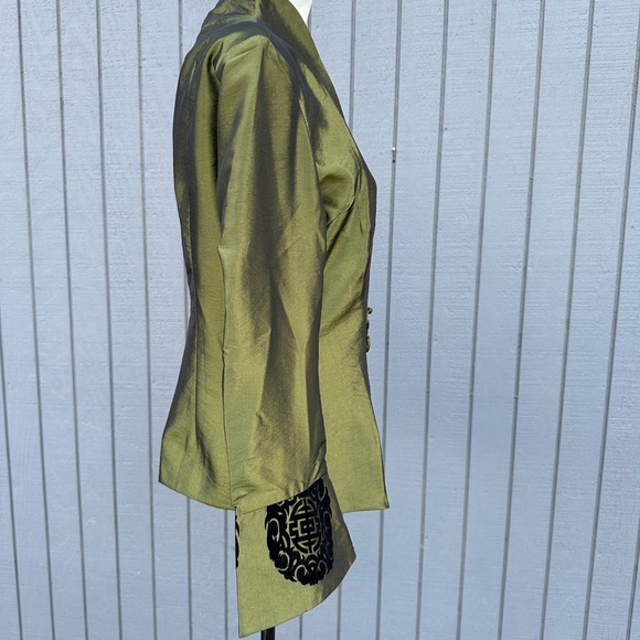 Gorgeous Green Silk Bouse - Picture 8 of 11